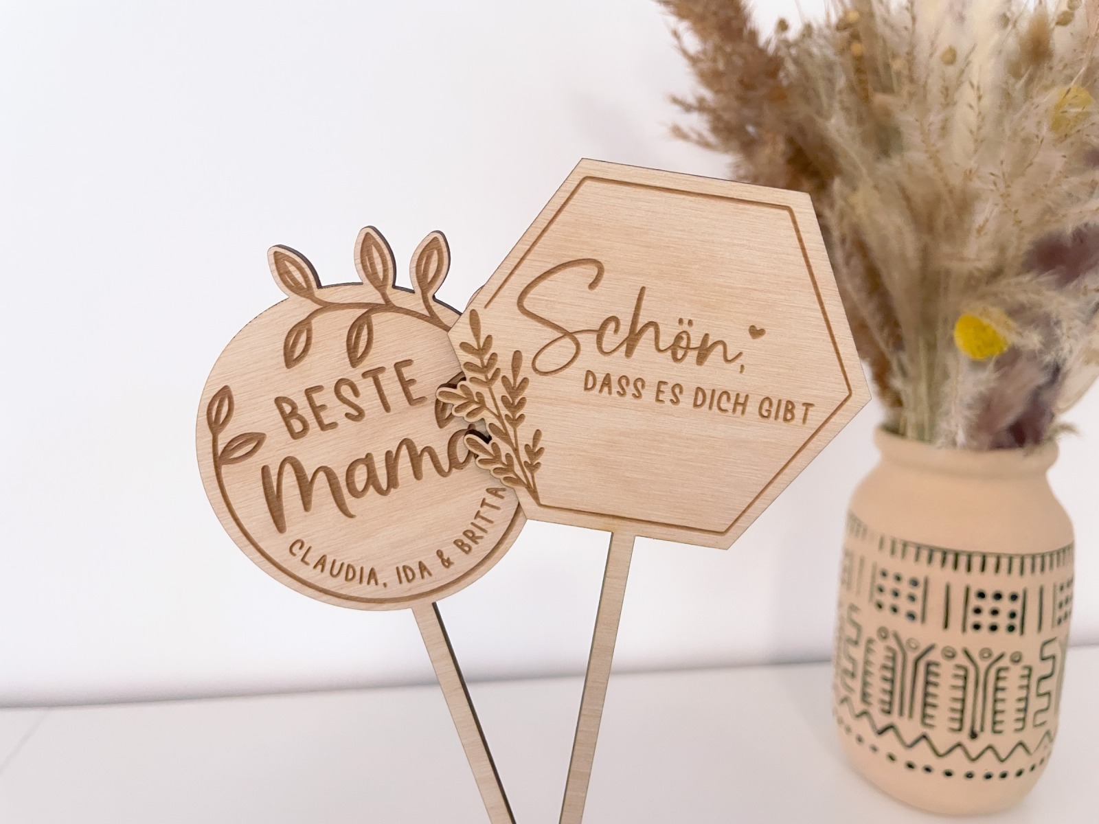 Geschenkkarte für den Muttertag aus Holz als Stecker für den Blumenstrauß oder für die Torte als