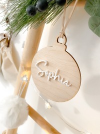 Personalisierte Weihnachtskugel aus Holz mit Namen in Acryl, Weihnachtsbaum Anhänger,