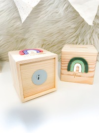 Spardose personalisiert mit Regenbogen und Namen für Kinder als Geschenk zur Geburt oder Geburtstag