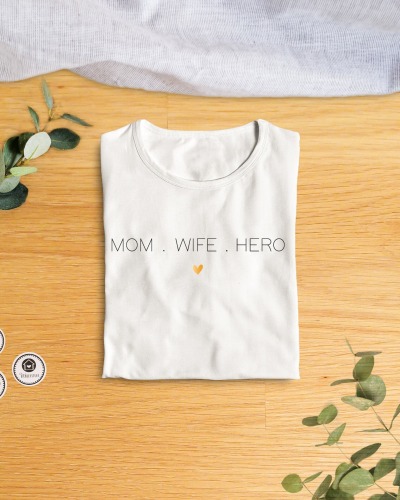 T Shirt | BioBaumwolle | Mom. Wife. Hero, Mama, Beste Freundin, Spruch, Muttertagsgeschenk - Kleider