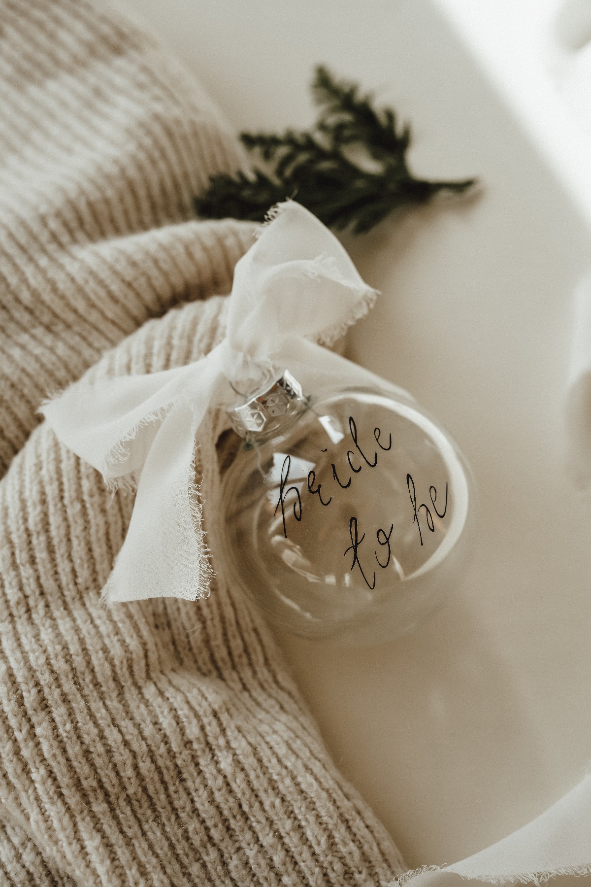 Personalisierte Weihnachtskugel aus Glas I Chiffonband in Weiß I von Hand kalligraphiert 2