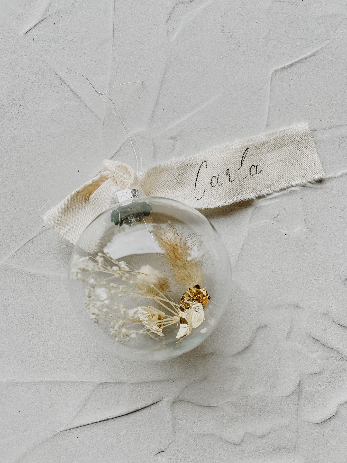 Personalisierte Weihnachtskugel aus Glas I Trockenblumen I Blattgold I Baumwollband