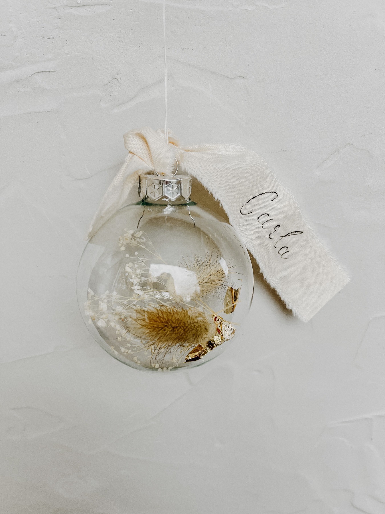 Personalisierte Weihnachtskugel aus Glas I Trockenblumen I Blattgold I Baumwollband 2