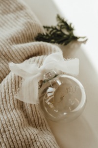 Personalisierte Weihnachtskugel aus Glas I Chiffonband in Weiß I von Hand kalligraphiert 3