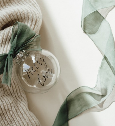 Personalisierte Weihnachtskugel aus Glas I Chiffonband in Grün I von Hand kalligraphiert