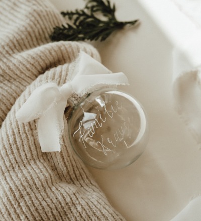 Personalisierte Weihnachtskugel aus Glas I Chiffonband in Weiß I von Hand kalligraphiert