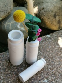 Weiße Vase mit Herz und Trockenblumen 2