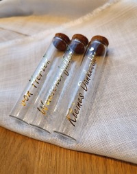 Reagenzglas mit goldenem Schriftzug als Geldgeschenk-Verpackung
