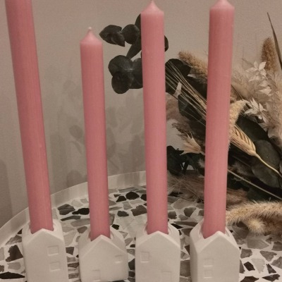 Kerzenhalter für Stabkerzen in Hausform in weiß