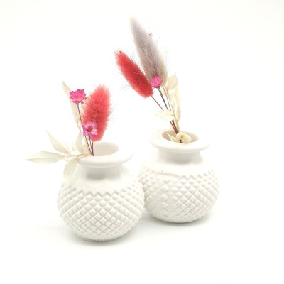 Weiße Vase mit Trockenblumen