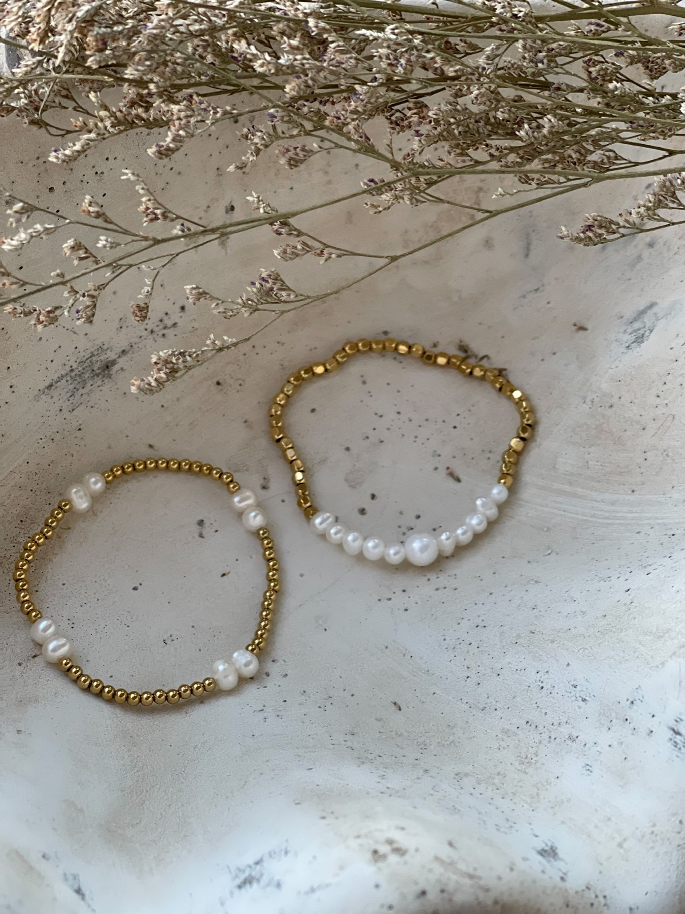 Elastisches Armband mit Perlen