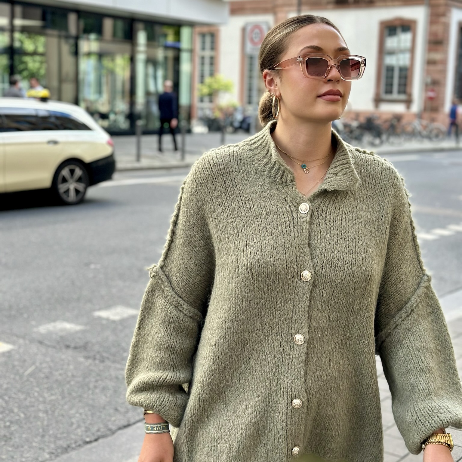 Ava Cardigan mit goldenen Knöpfen