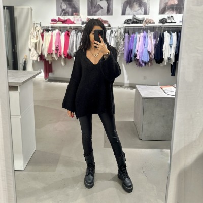 Ava Oversize Pullover V-Neck - Black