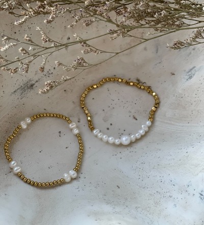 Elastisches Armband mit Perlen - Gold