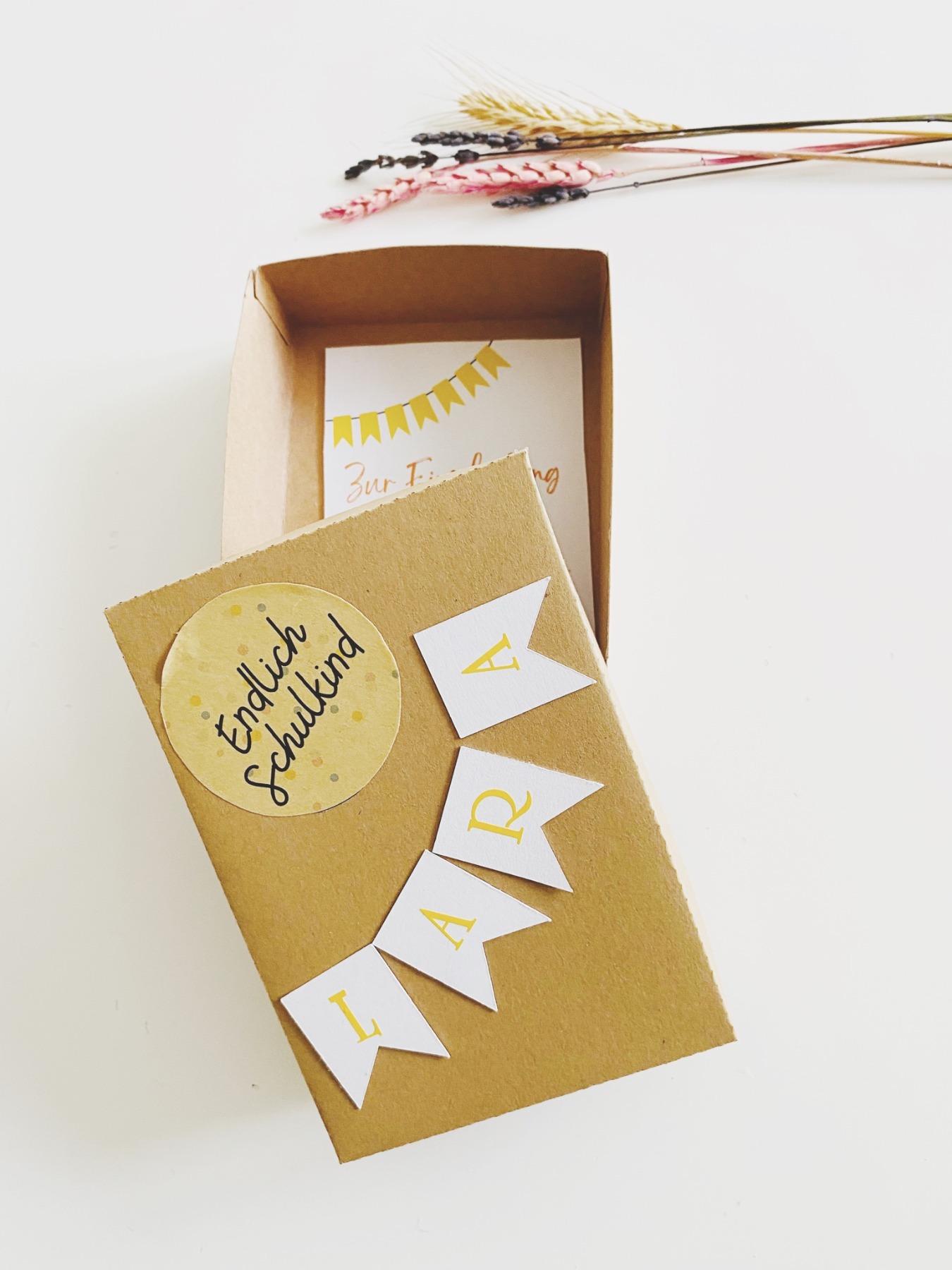 Geschenkbox zur Einschulung Wimpelkette personalisiert mit Namen 2