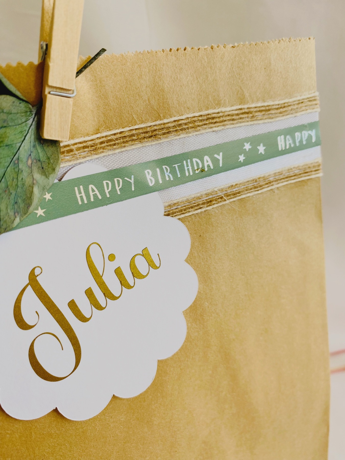 Personalisierte Geschenktüte aus Kraftpapier mit Trockenblumen Happy Birthday