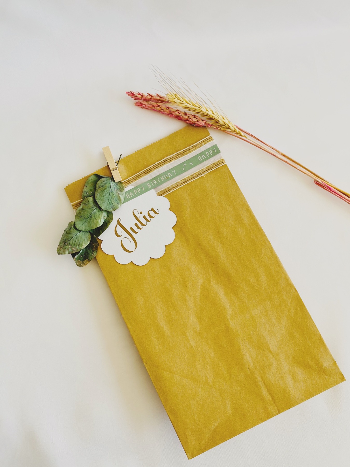 Personalisierte Geschenktüte aus Kraftpapier mit Trockenblumen Happy Birthday 6