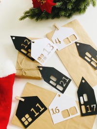 Adventskalender Anhänger Häuschen aus schwarzem und weißem Kraftkarton Weihnachtskalender zum