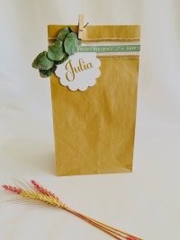 Personalisierte Geschenktüte aus Kraftpapier mit Trockenblumen Happy Birthday 3