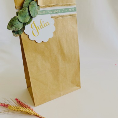 Personalisierte Geschenktüte aus Kraftpapier mit Trockenblumen Happy Birthday - Große