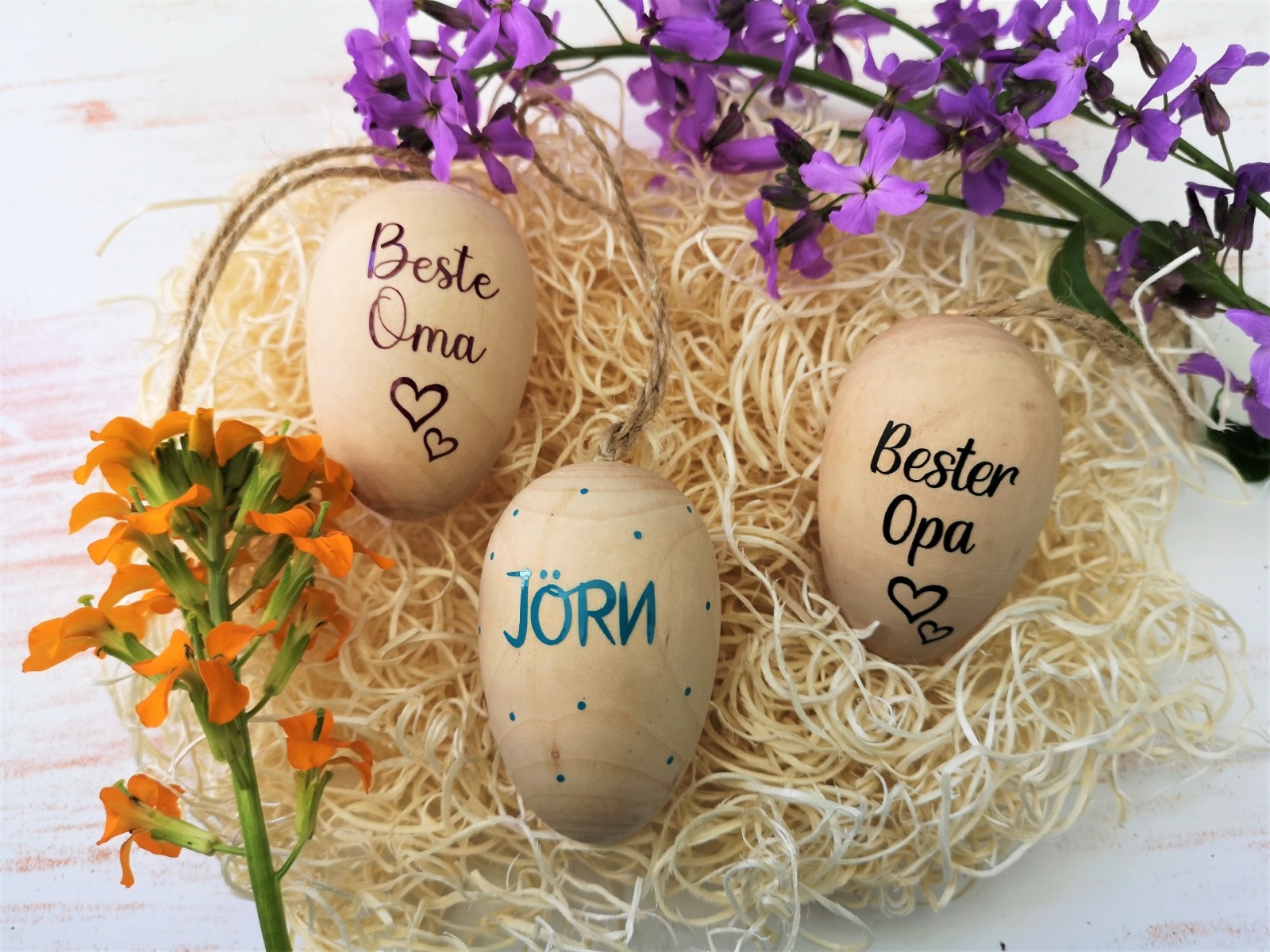 Osterei zum Hängen aus Holz mit Namen personalisiert als Geschenk und Dekoration zu Ostern