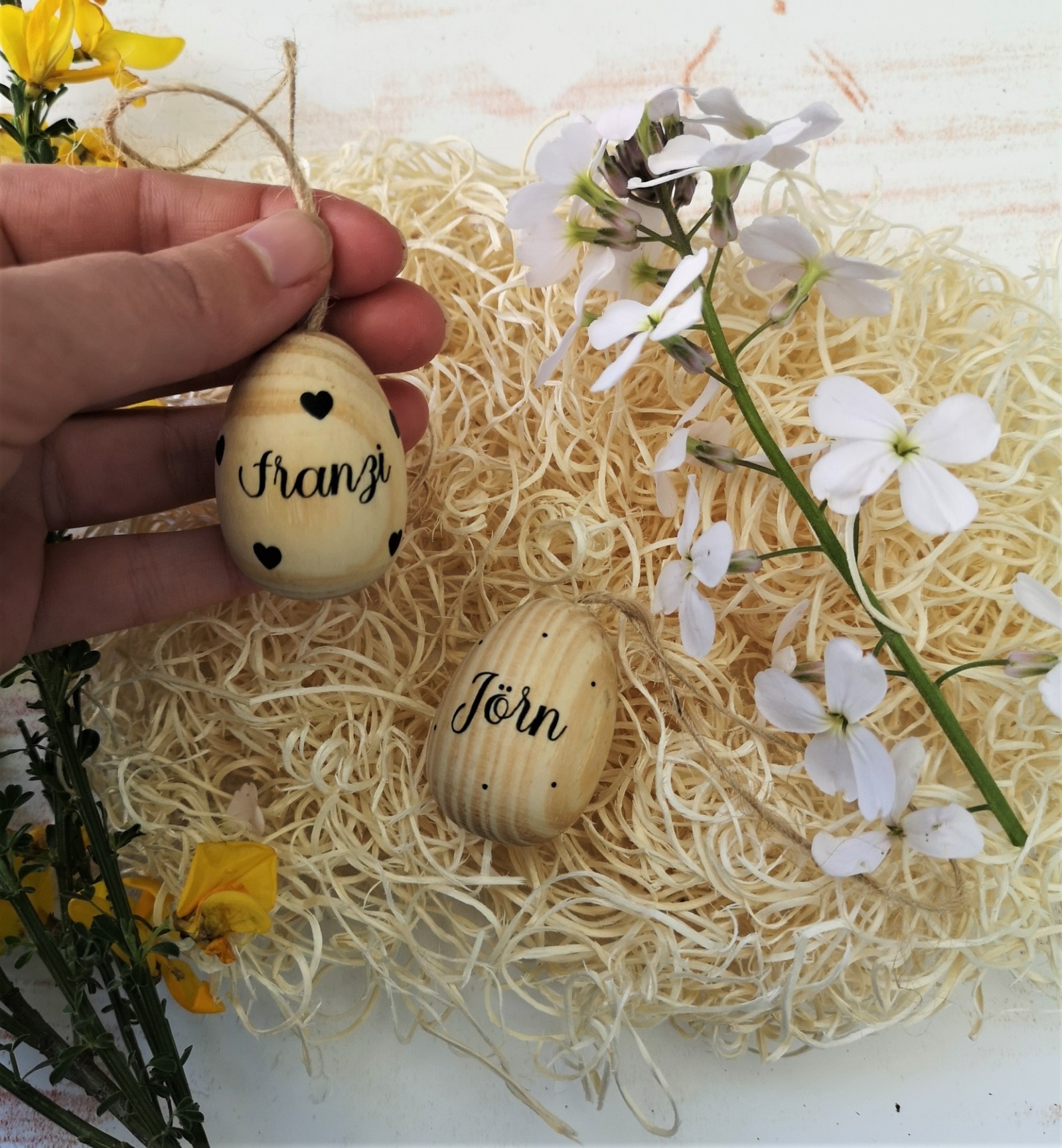 Osterei zum Hängen aus Holz mit Namen personalisiert als Geschenk und Dekoration zu Ostern 2