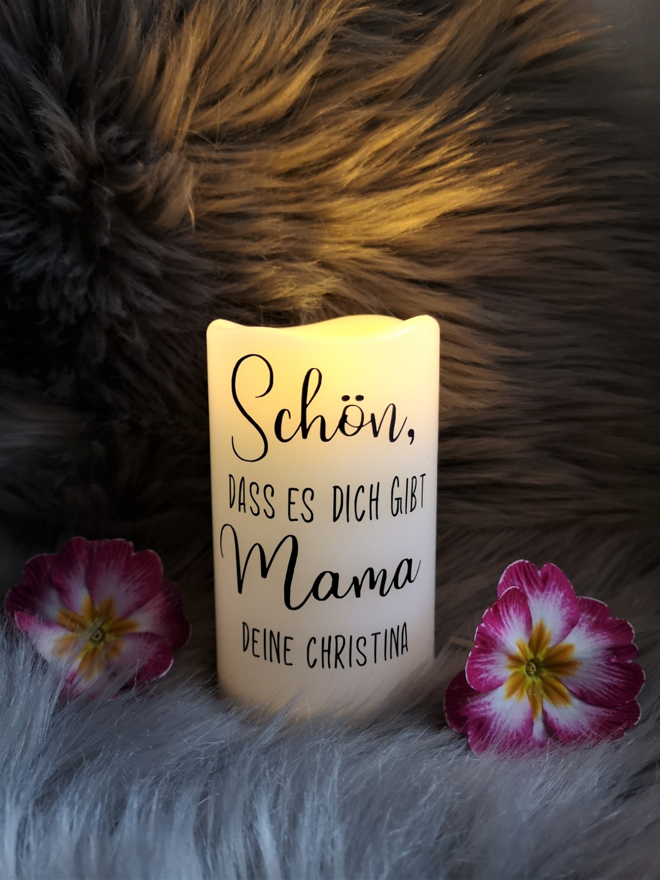 LED Stumpenkerze 13cm weiß Schön, dass es dich gibt Mama personalisiertes Geschenk zum Muttertag