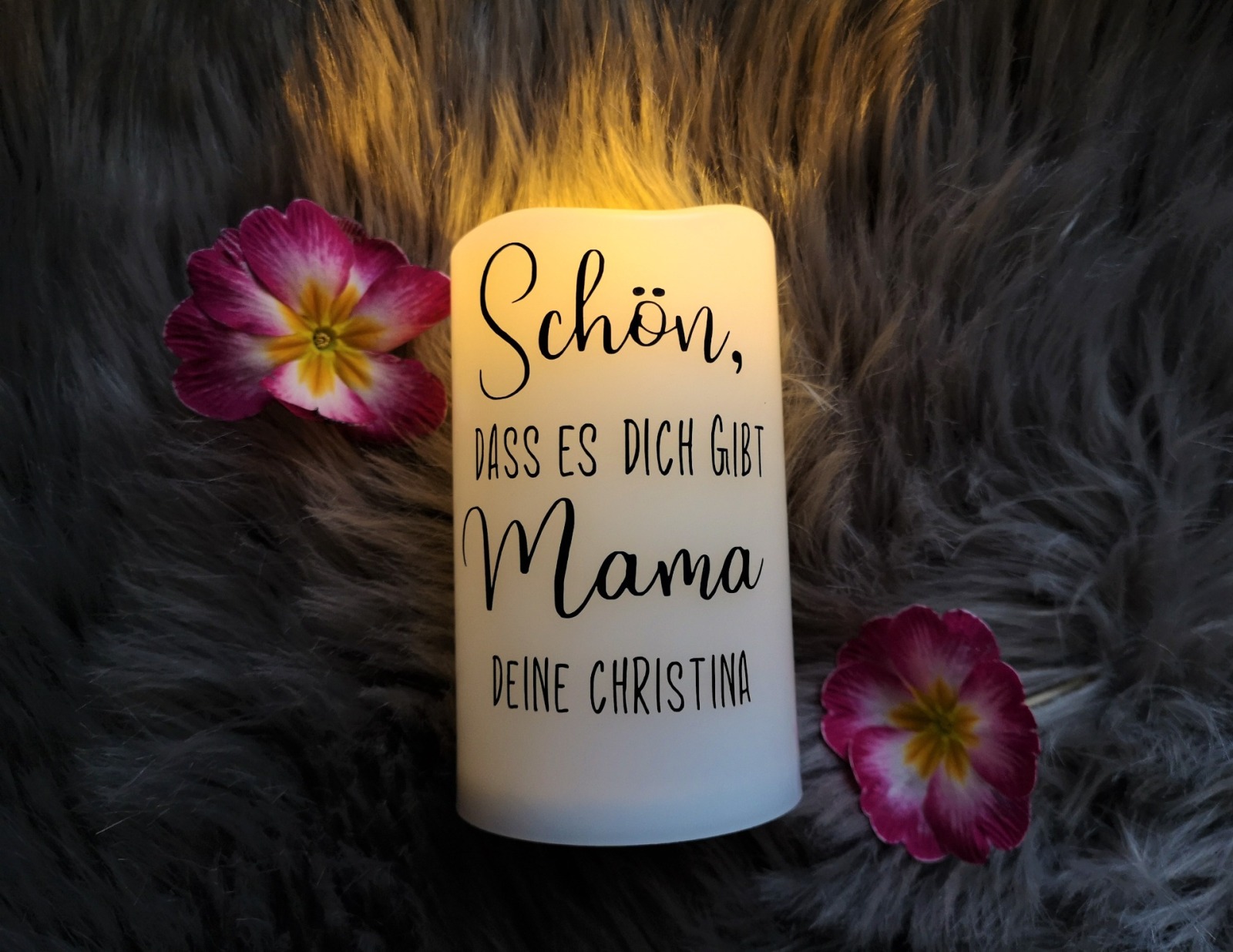 LED Stumpenkerze 13cm weiß Schön, dass es dich gibt Mama personalisiertes Geschenk zum Muttertag