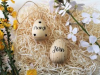 Osterei zum Hängen aus Holz mit Namen personalisiert als Geschenk und Dekoration zu Ostern