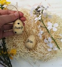 Osterei zum Hängen aus Holz mit Namen personalisiert als Geschenk und Dekoration zu Ostern 2