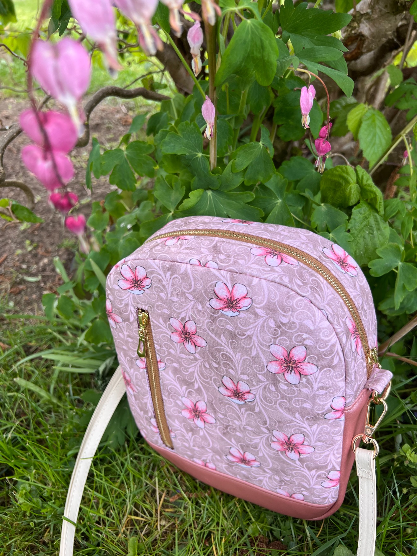 Tasche Pebble / Kirschblüte / Unikat / Rucksack / Slingbag / Bodybag / Crossbag 5