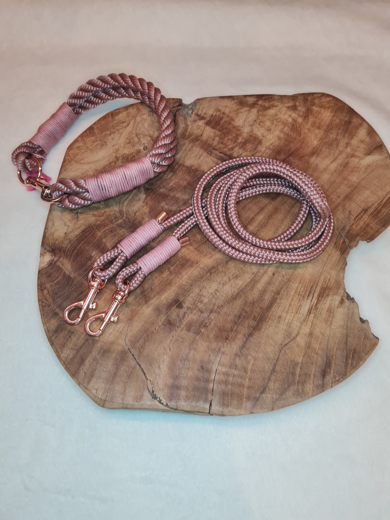 Halsband und Leine | Collar and Leash | in dunklem rosa 3