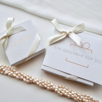 Geschenkverpackung mit Karte - Schmuckschachtel mit weißer Schleife &amp; Geschenkkarte