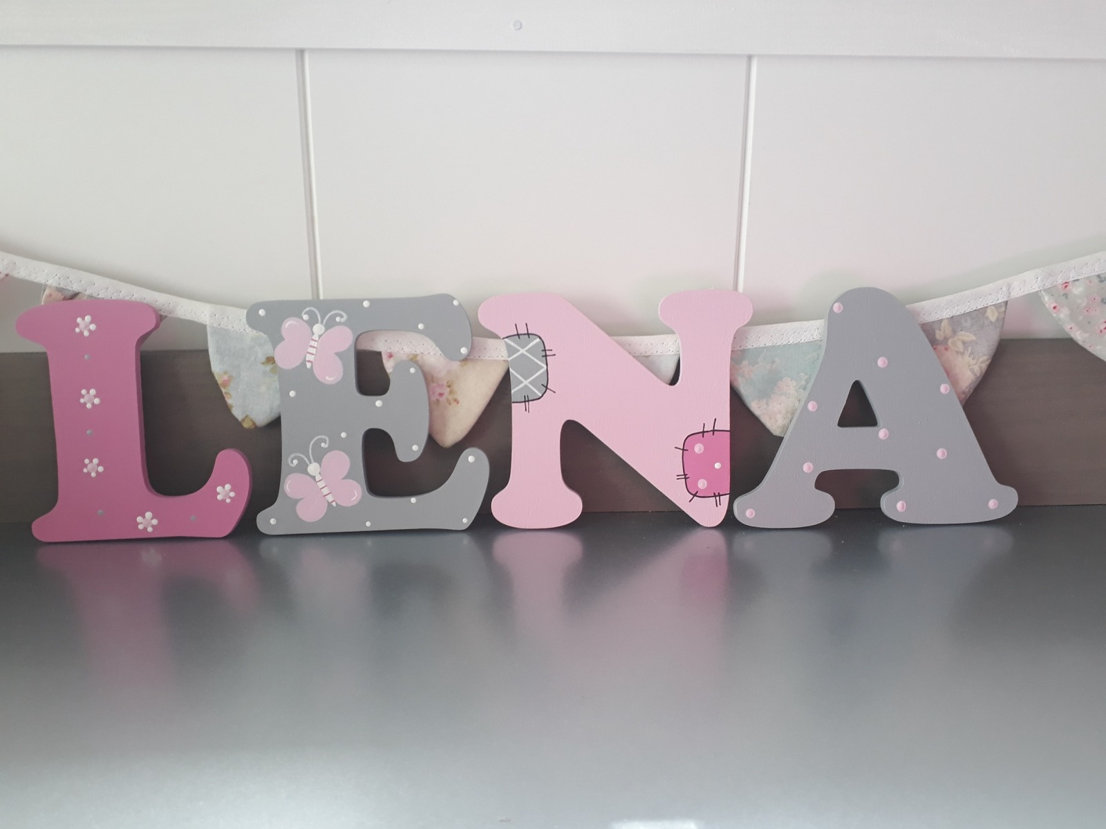 10 cm Holzbuchstaben Kinderzimmer personalisiert in grau, pink und babyrosa