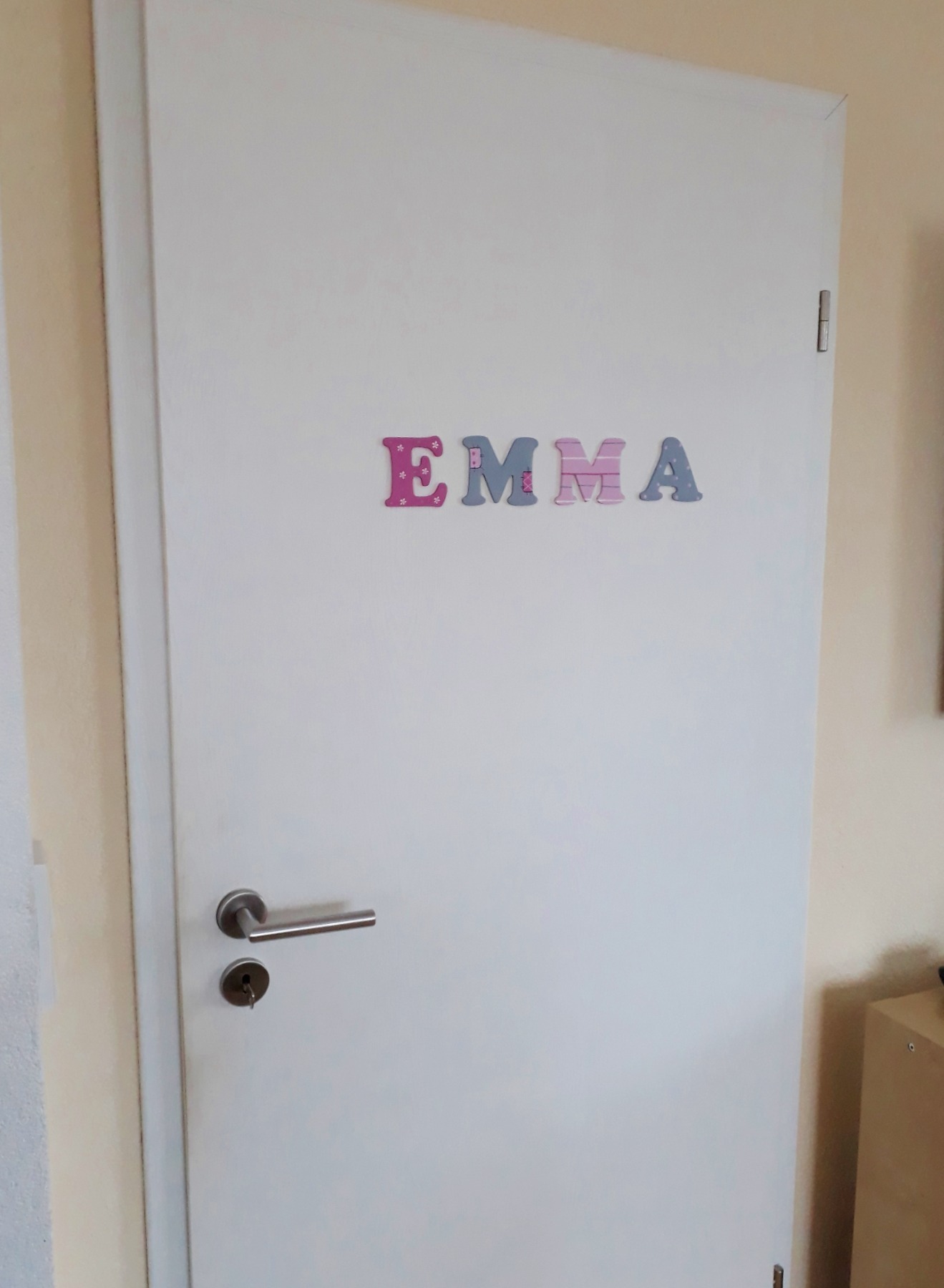 8cm Holzbuchstaben Kinderzimmer personalisiert in zartrose grau und weiß 5