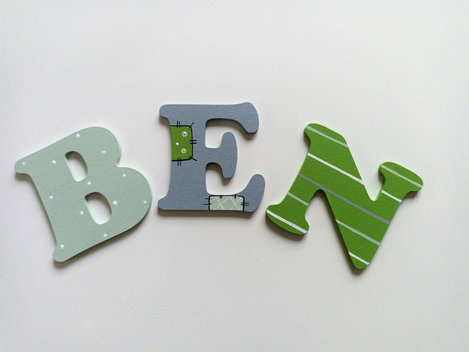 8cm Holzbuchstaben Kinderzimmer personalisiert in grau mintgrün und hellgrün