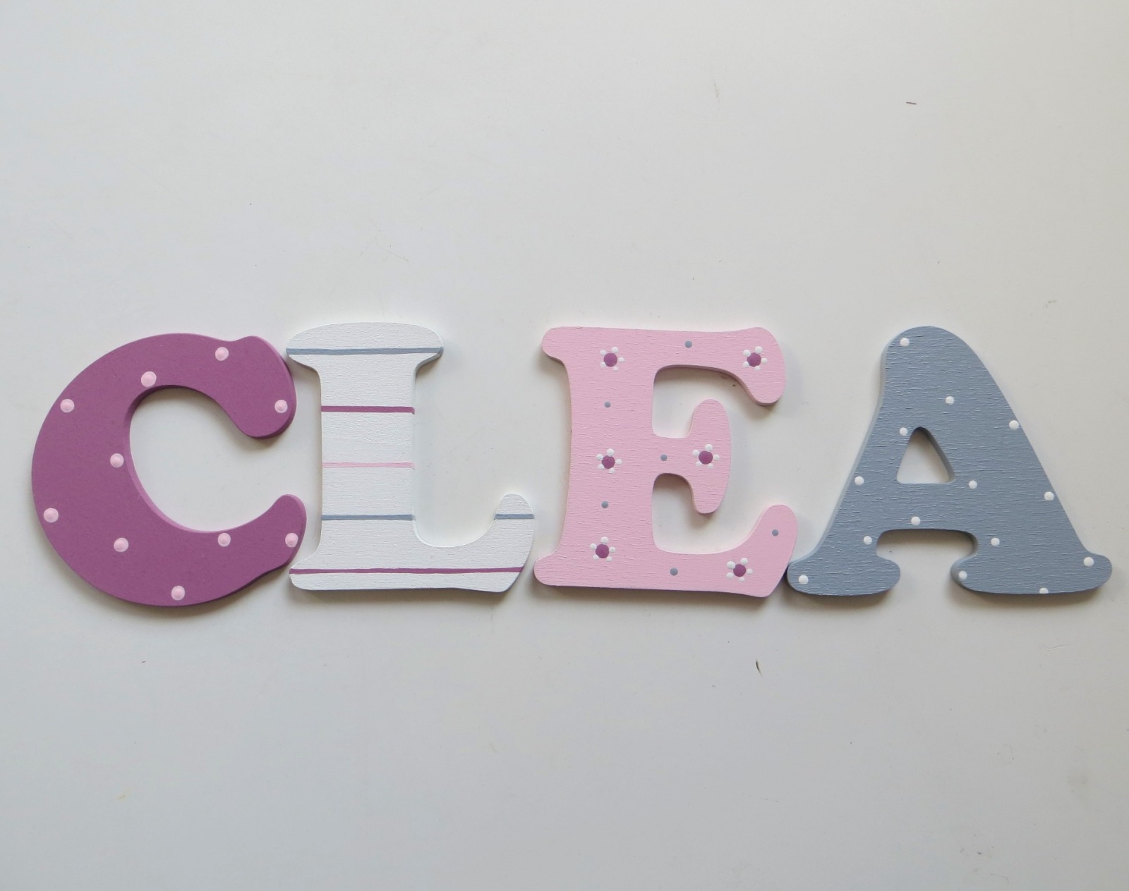 8cm Holzbuchstaben Kinderzimmer personalisiert in malve rose grau und weiß