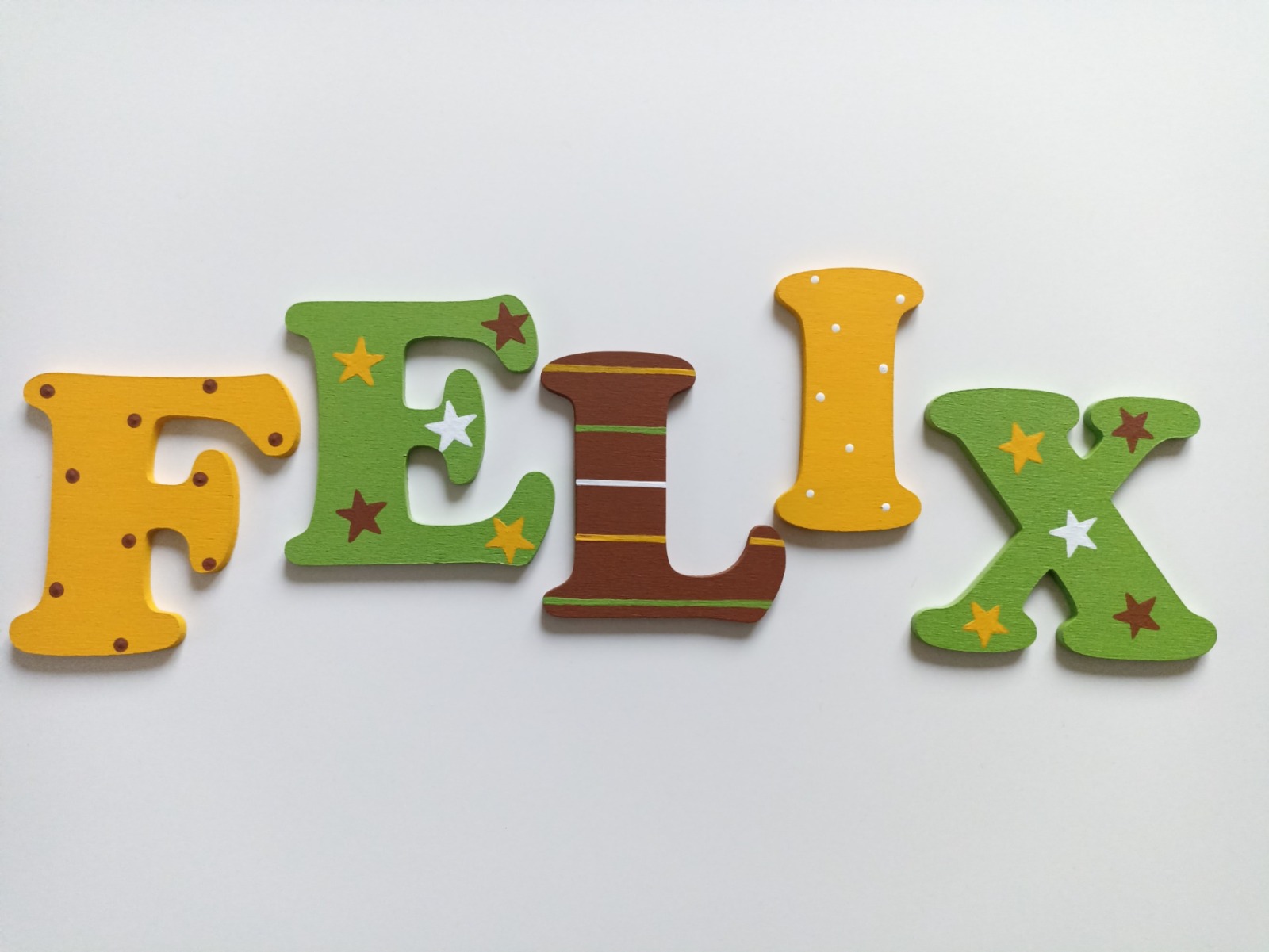 8cm Holzbuchstaben Kinderzimmer personalisiert in mittelgelb braun und hellgrün
