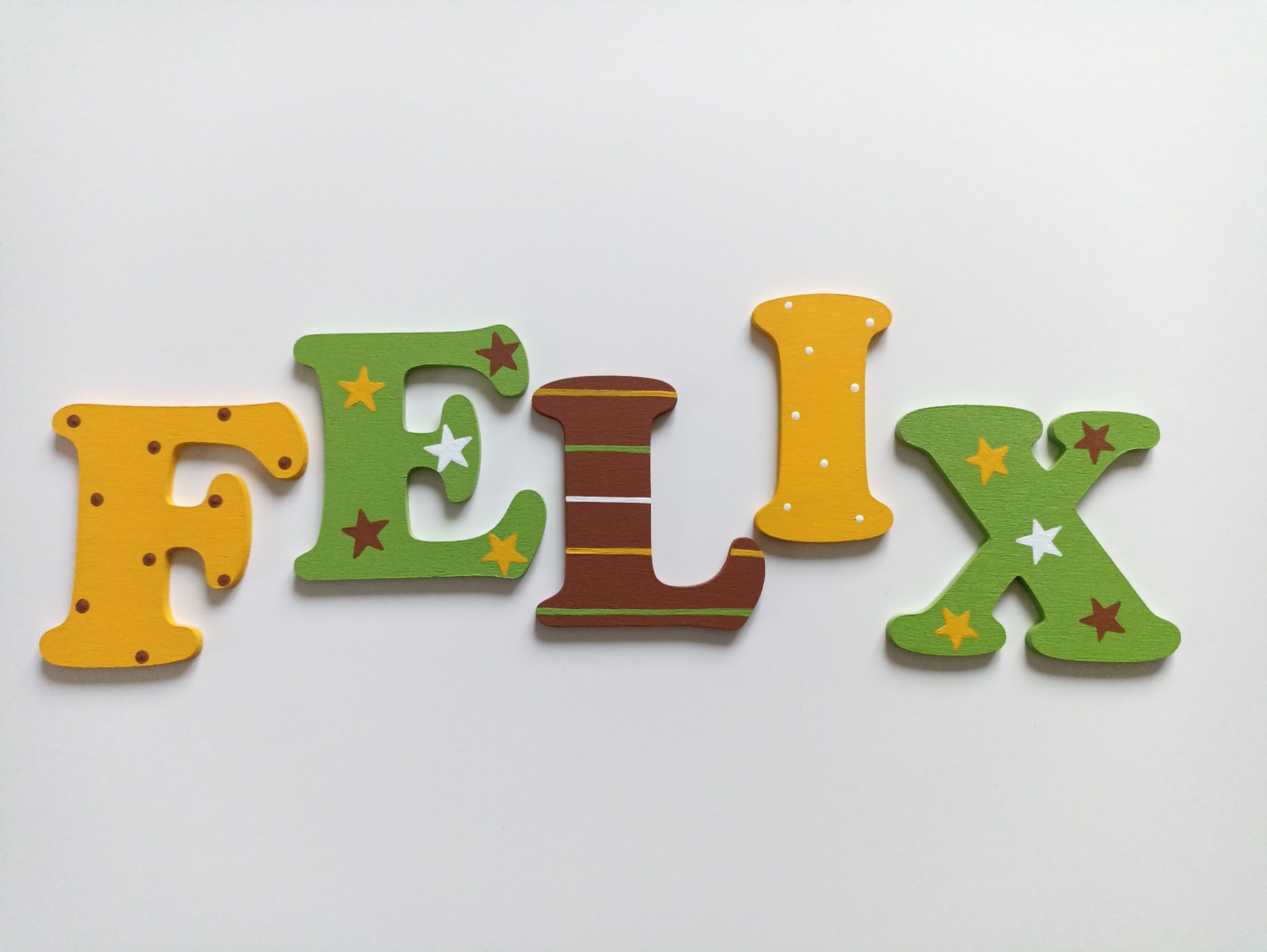 10 cm Holzbuchstaben Kinderzimmer personalisiert in mittelgelb hellgrün und braun
