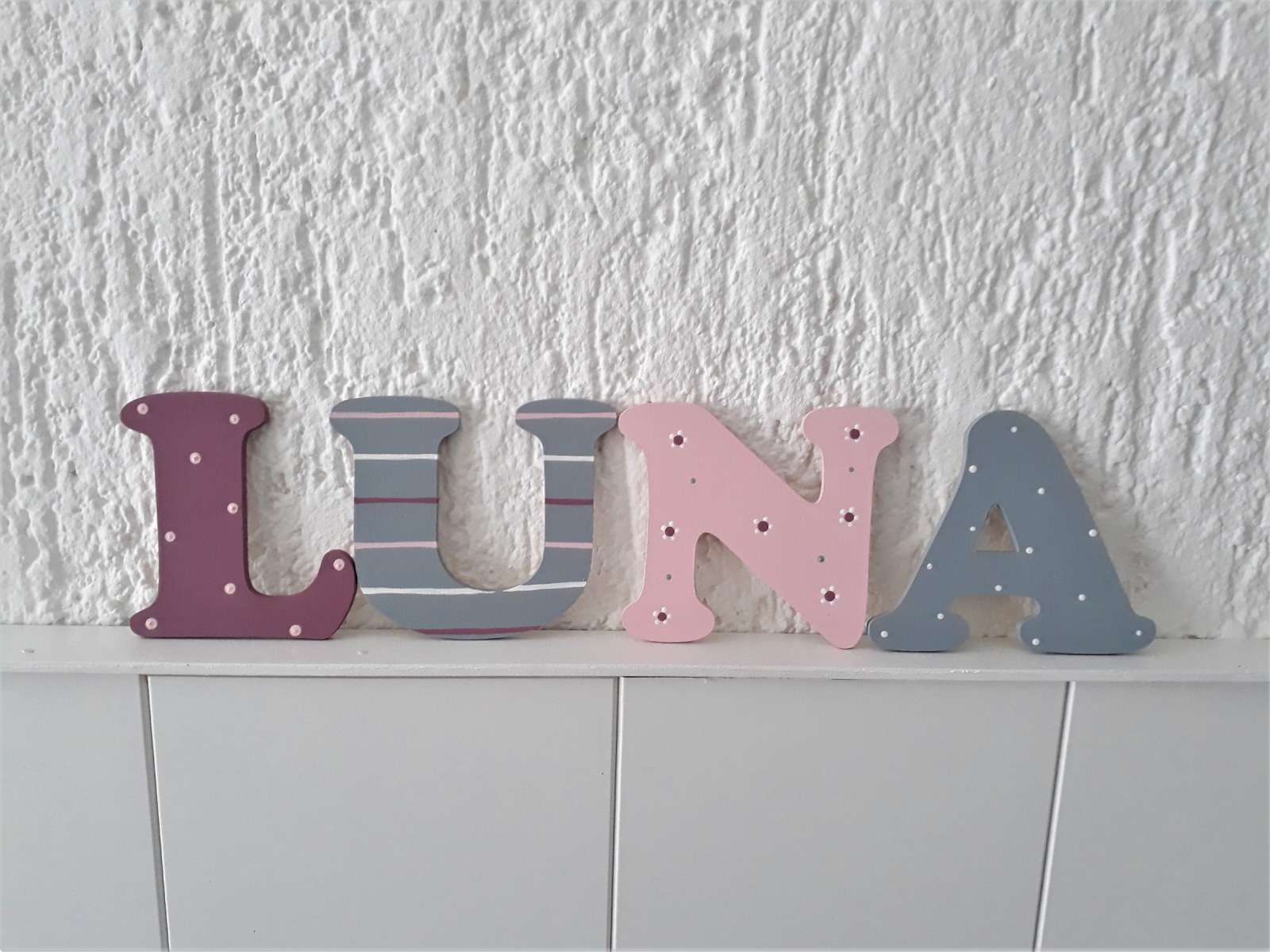 10 cm Holzbuchstaben Kinderzimmer personalisiert in grau malve und zartrose