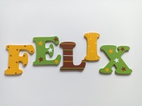 10 cm Holzbuchstaben Kinderzimmer personalisiert in mittelgelb, hellgrün und braun