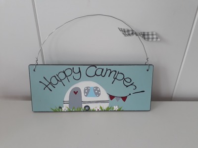 Holzschild Happy Camper - Handbemaltes Dekoschild mit Wohnwagen weiß
