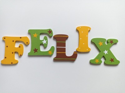 10 cm Holzbuchstaben Kinderzimmer personalisiert in mittelgelb, hellgrün und braun - Preis pro Stü