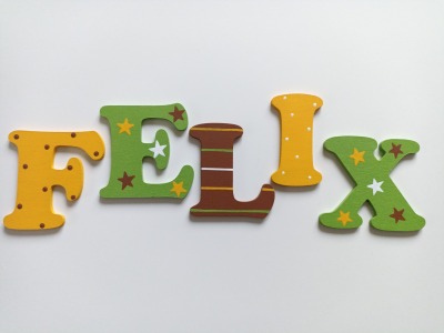 8cm Holzbuchstaben Kinderzimmer personalisiert in mittelgelb braun und hellgrün - Preis pro Stück