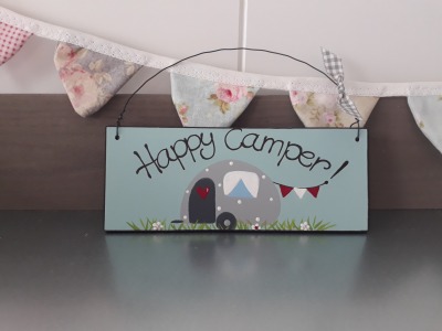 Holzschild Happy Camper - Handbemaltes Dekoschild mit Wohnwagen