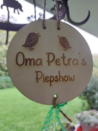 Oma oder Opa s Piepshow Schild für Futterkugel - kleines Schild als Geschenk für Oma, Opa, Mama,