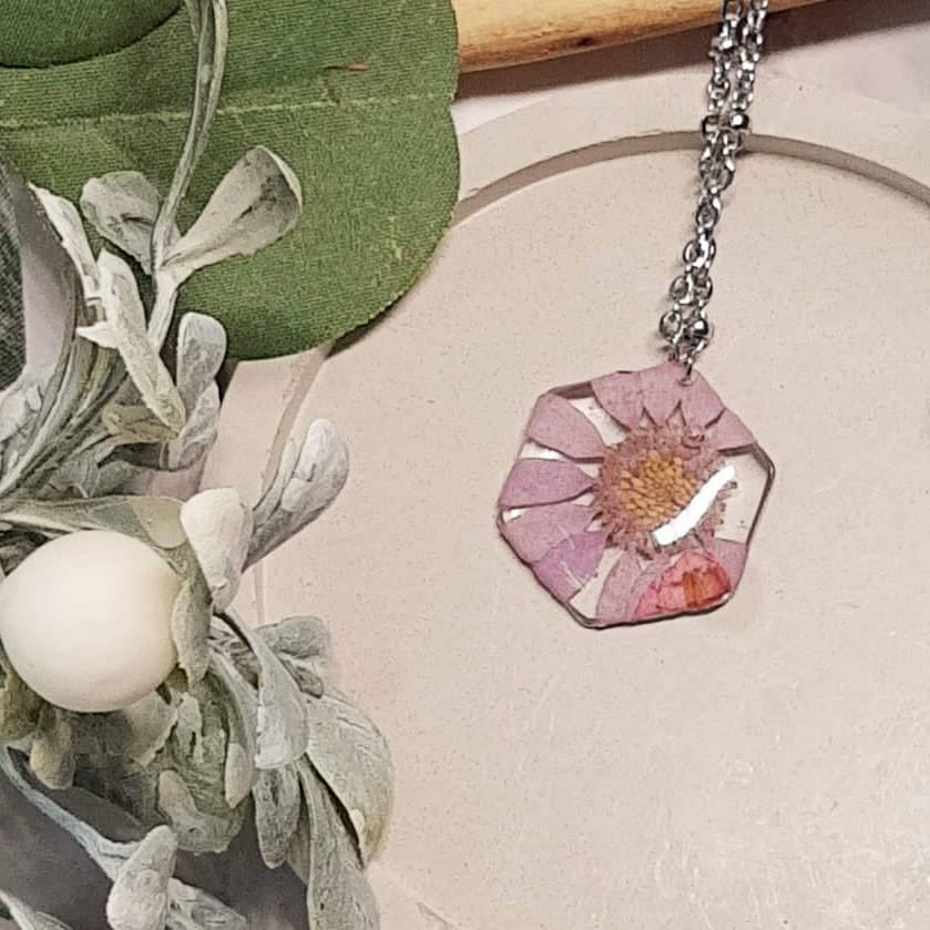 Halskette mit Anhänger lila Gänseblümchen / Fassung in silber