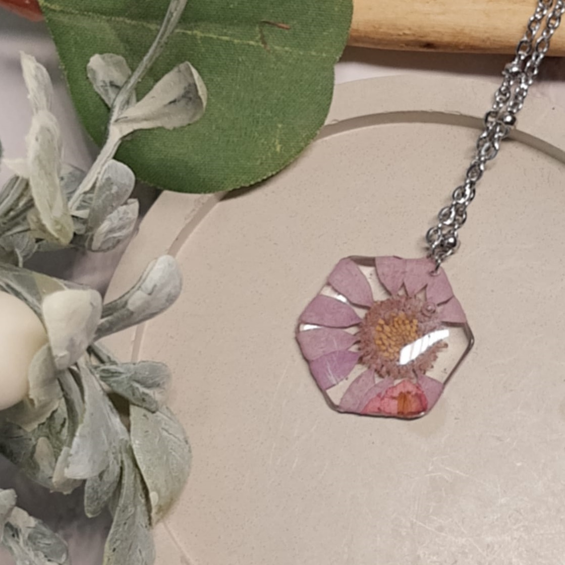 Halskette mit Anhänger lila Gänseblümchen 2