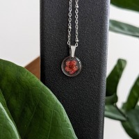 Halskette mit Anhänger kleine rote Blüte
