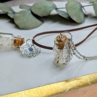 Halskette mit Phiole gefüllt mit getrockneten Blütenblätter 2